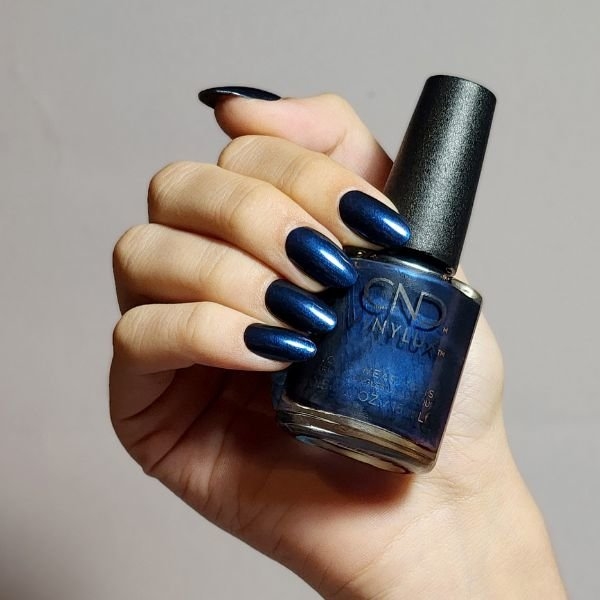 CND Vinylux 131 Midnight Swim Neglelak 15 ml - Mørkeblå